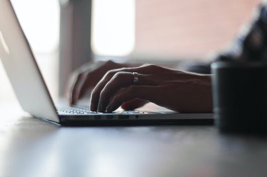Qu’est‑ce qu’un CMS? Définition, bénéfices et bonnes pratiques